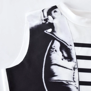 Detalle de camiseta sin mangas con textura de punto, estampado de retrato y hombro a rayas