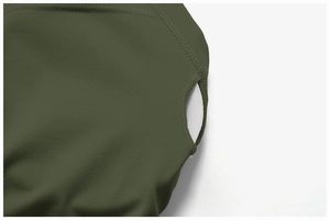 Gros plan du soutien-gorge de yoga vert foncé avec coussinets amovibles et coutures renforcées