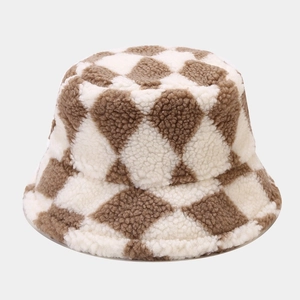 Détail du bob à damier marron et beige en polaire montrant la texture douce et épaisse
