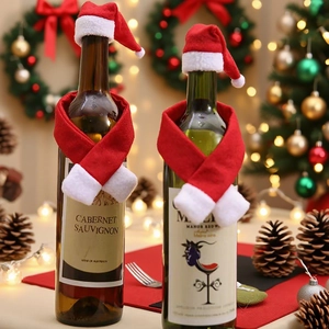 Dettaglio del set decorativo natalizio per bottiglie di vino con mini cappelli e sciarpe