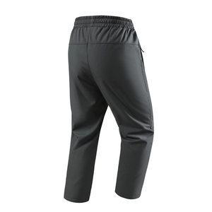 Rückansicht der Herren Winterhose mit Fleece-Futter, Gummibund und entspanntem geradem Bein
