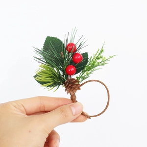 Portatovagliolo natalizio con bacche rosse, aghi di pino e piccole pigne decorative
