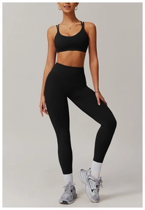 Détail du legging de fitness noir à taille haute et du soutien-gorge de sport sur mannequin