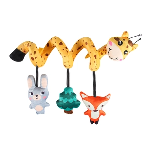 Lindo juguete de espiral de peluche de jirafa para cuna con animales colgantes