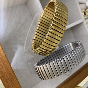 Gros plan détaillé des bracelets élastiques en acier inoxydable doré et argenté style montre