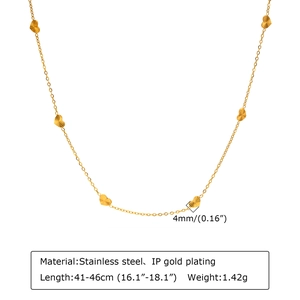 Détail montrant les dimensions du collier à franges coeur en acier doré