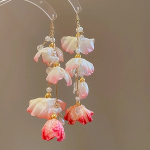 Détails de boucles d'oreilles à fleurs en tissu rose avec perles et pompon