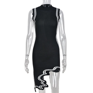 Vestido largo de punto sin mangas con rayas y dobladillo irregular en blanco