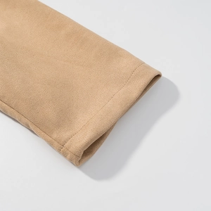 Gros plan détaillé des poignets à double surpiqûre et texture daim camel de la veste