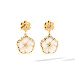 Detail of double-layer flower earrings with gold plating and white mother-of-pearl petals