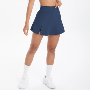 Détail de la jupe-short de tennis bleu marine à taille haute avec fente latérale