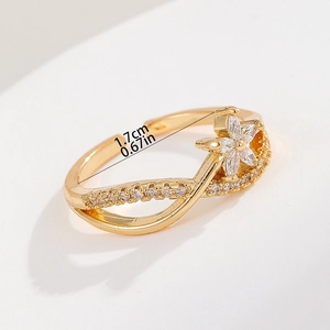 Detail of 18K gold ring with 1.7cm inner diameter and zircon flower design