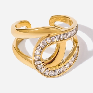 Bague entrelacée plaquée or 18k avec zircons rectangulaires sur fond blanc