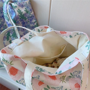 Vue détaillée de l'intérieur d'un sac en toile fleuri avec poche interne renforcée