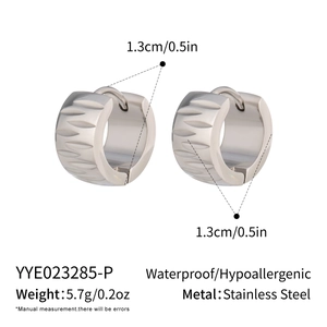 Detailansicht der strukturierten Edelstahl-Ohrringe mit Maßangabe von 1,3 cm Durchmesser