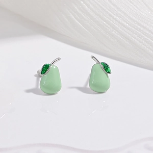 Gros plan de boucles d'oreilles poire en argent S925 avec émail vert et feuille en cristal