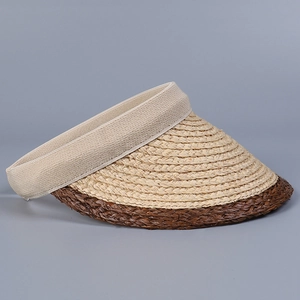 Seitenansicht eines zweifarbigen Raffia-Sonnenvisiers mit elastischem Gummiband