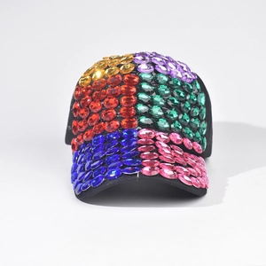 Dettaglio di strass ovali colorati incastonati a mano su un cappello baseball nero