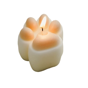 Moule à bougie chat en silicone pour DIY avec flamme allumée sur fond blanc pur