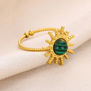 Détail macro de la bague soleil dorée avec anneau torsadé et incrustation turquoise