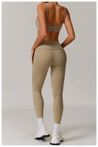 Vue arrière du legging taille haute et du soutien-gorge de sport en ton kaki mat