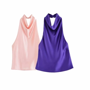 Zweiteilige rückenfreie Satin-Halter-Tops in Rosa und Lila auf weißem Hintergrund