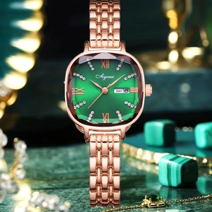 Détail de la montre carrée de luxe avec cadran vert et bracelet en métal or rose