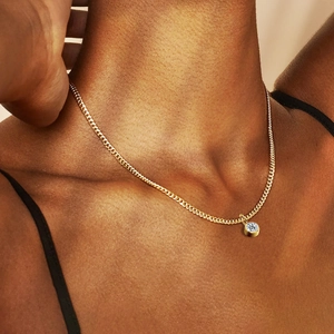 Elegante goudvergulde schakelketting met een ronde sprankelende solitaire edelsteen hanger