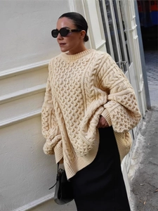 Pull chic oversize en maille torsadée crème avec col roulé pour un look d'hiver douillet