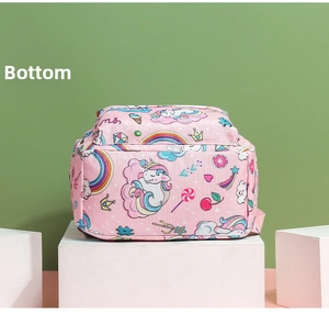 Vista dal basso dello zaino rosa per bambini con stampe di unicorni e arcobaleni