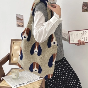 Detailaufnahme der flauschigen beigen Plüschtasche mit Beagle-Muster im Vintage-Stil