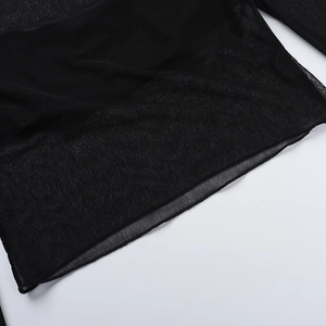 Détail rapproché de la texture en maille noire transparente du haut court à manches