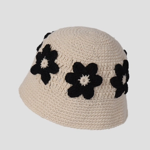 Détail du chapeau de pêcheur au crochet avec trois fleurs noires en relief 3D