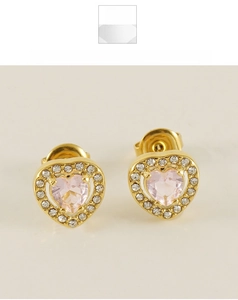 Détail de boucles d'oreilles cœur dorées avec pierre rose et halo de cristaux blancs