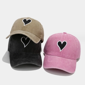 Casquettes de baseball en coton délavé avec broderie cœur en coloris kaki, noir et rose