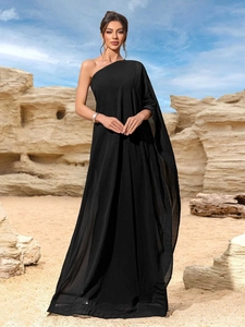 Elegante abito da sera lungo nero monospalla con manica a caftano fluida per donna
