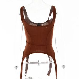 Vue arrière du débardeur en maille côtelée marron avec ourlet asymétrique et col en U