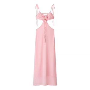 Rosa Maxikleid mit Cut-out-Design, Neckholder und 3D-Blumendetail aus Satin