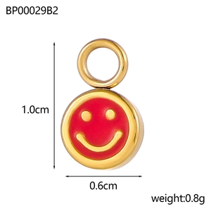 Dettaglio del ciondolo smiley in smalto rosso da 0,6 cm con dimensioni e peso indicati