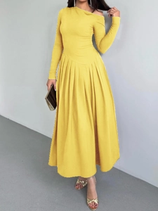 Robe longue élégante jaune à taille haute avec manches longues et jupe plissée pour femme
