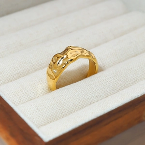 Anello aperto in acciaio inossidabile placcato oro 18K con texture martellata unica