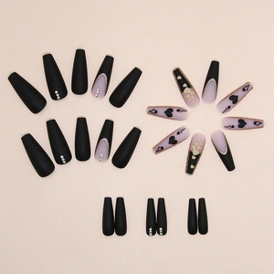 Faux ongles ballerine longs avec motif pique poker noir, fini mat et cristaux brillants
