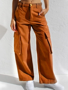 Detailaufnahme der braunen Baumwoll-Cargohose mit Multi-Pocket-Design und Stoffstruktur