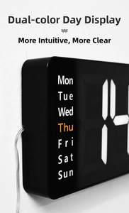 Detalle del reloj digital con pantalla de día bicolor y carcasa negra elegante