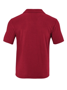 Gros plan du polo en maille rouge montrant la texture du tissu rayé de l'arrière