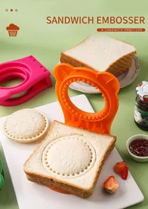 Gros plan d'un moule à sandwich scellant les bords du pain avec une texture dentelée