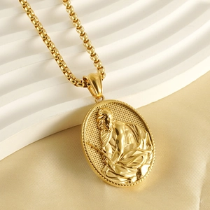 Collier avec pendentif Jésus en relief 3D en acier inoxydable plaqué or 18 carats