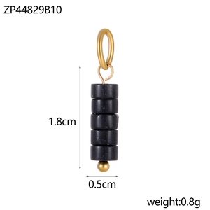 Makroaufnahme von geometrischem schwarzen Perlenanhänger mit Goldring und Maßen
