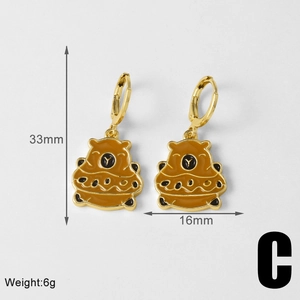Detalle de pendientes de oso dorados de 33mm con esmalte marrón y peso de 6g
