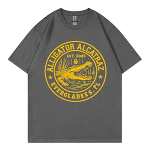 T-shirt gris foncé à col rond avec imprimé Alligator Alcatraz jaune sur fond blanc
